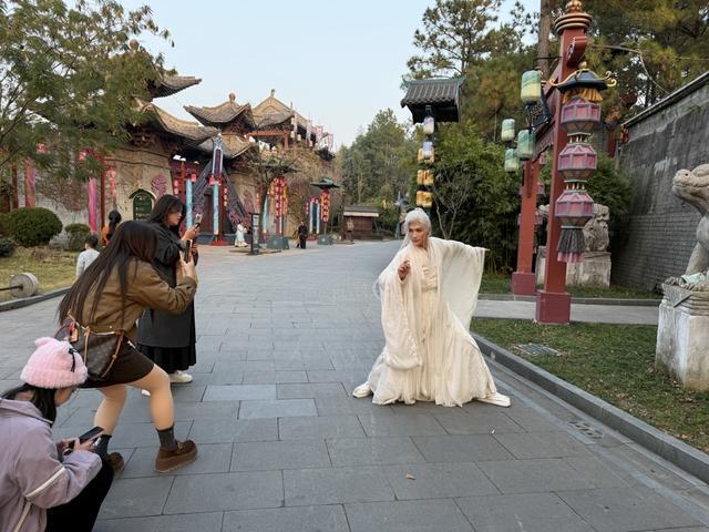 当NPC的“00后”不朽情缘网站在横店(图7)